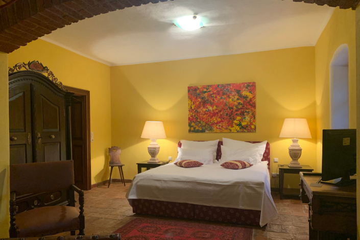 3 Landhaus Austria Steinhaus Masterbedroom IMG_6651 1650x1100