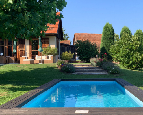 2 Landhaus Austria Fehring Pool mit Blick zum Haupthaus