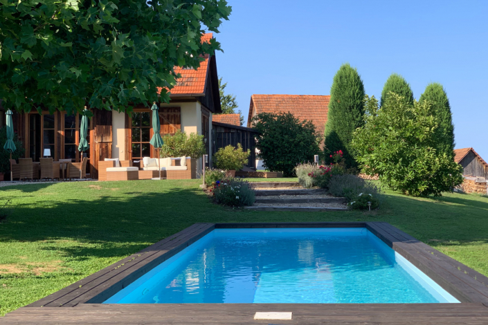 2 Landhaus Austria Fehring Pool mit Blick zum Haupthaus