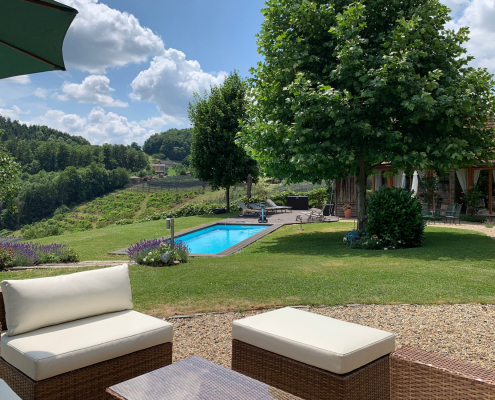 5 Terrasse beim Haupthaus Landhaus Austria Garten Fehring 2019 2332