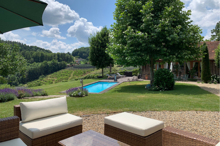 5 Terrasse beim Haupthaus Landhaus Austria Garten Fehring 2019 2332