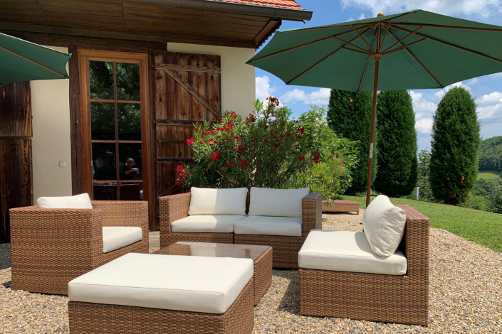 7 Landhaus Austria Fehring Kiesterrasse Haupthaus Terrasse