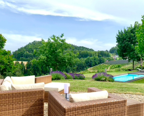 8 Landhaus Austria Haupthaus Terrasse Blick zum Pool am Haupthaus