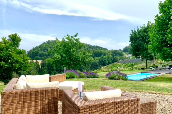 8 Landhaus Austria Haupthaus Terrasse Blick zum Pool am Haupthaus