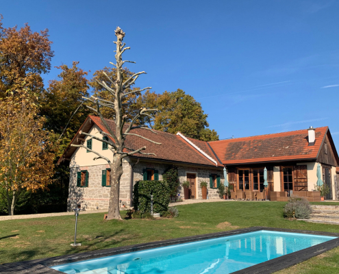 Landhaus Austria Winterstimmung Pool Blick zum Steinhaus